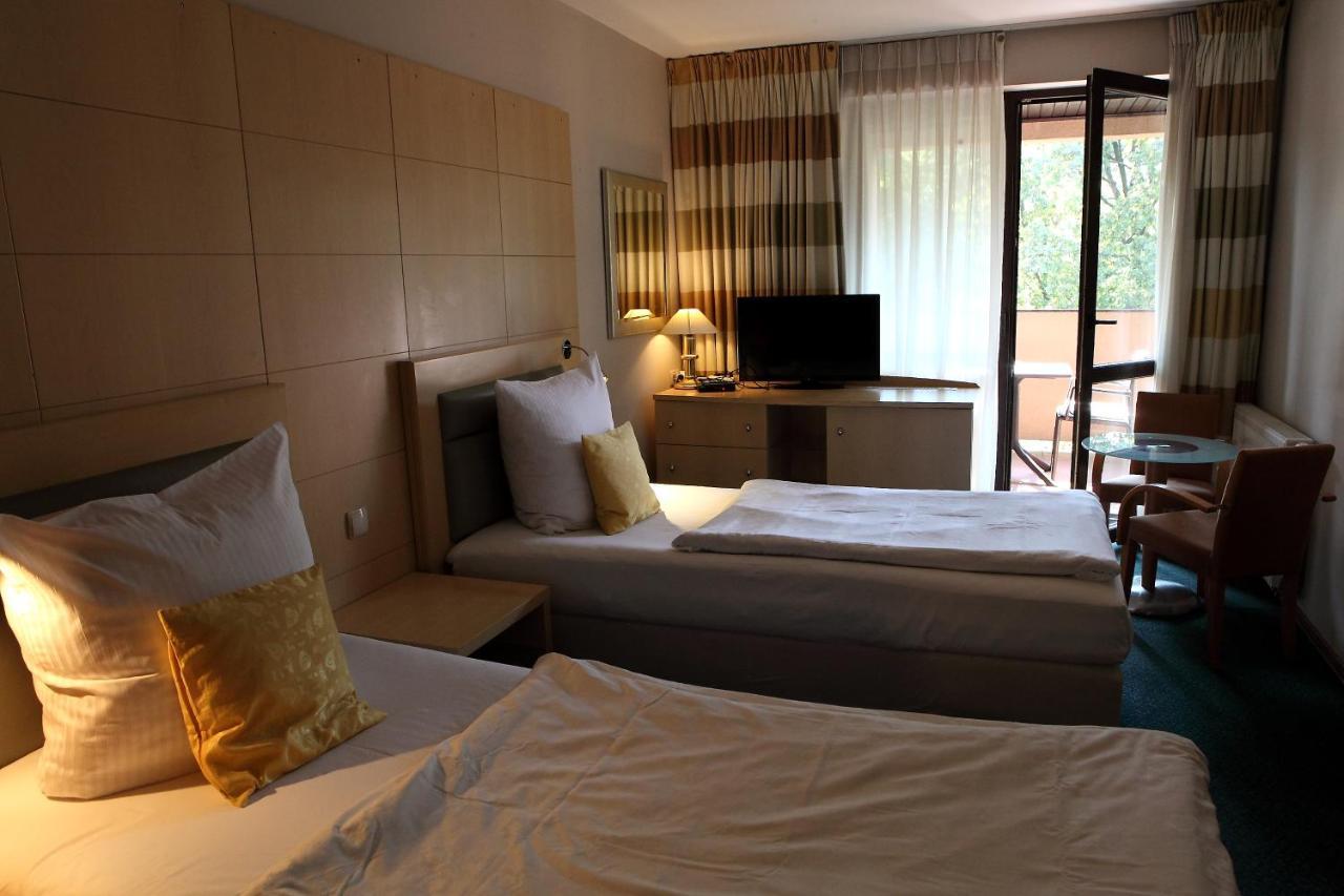 Katrina Aparthotel Ostrzeszow Ngoại thất bức ảnh