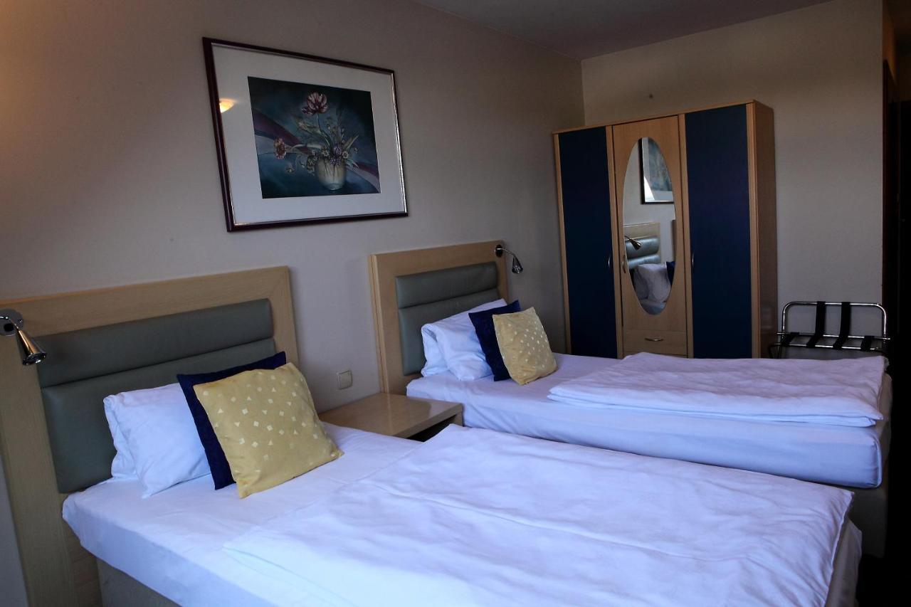 Katrina Aparthotel Ostrzeszow Ngoại thất bức ảnh