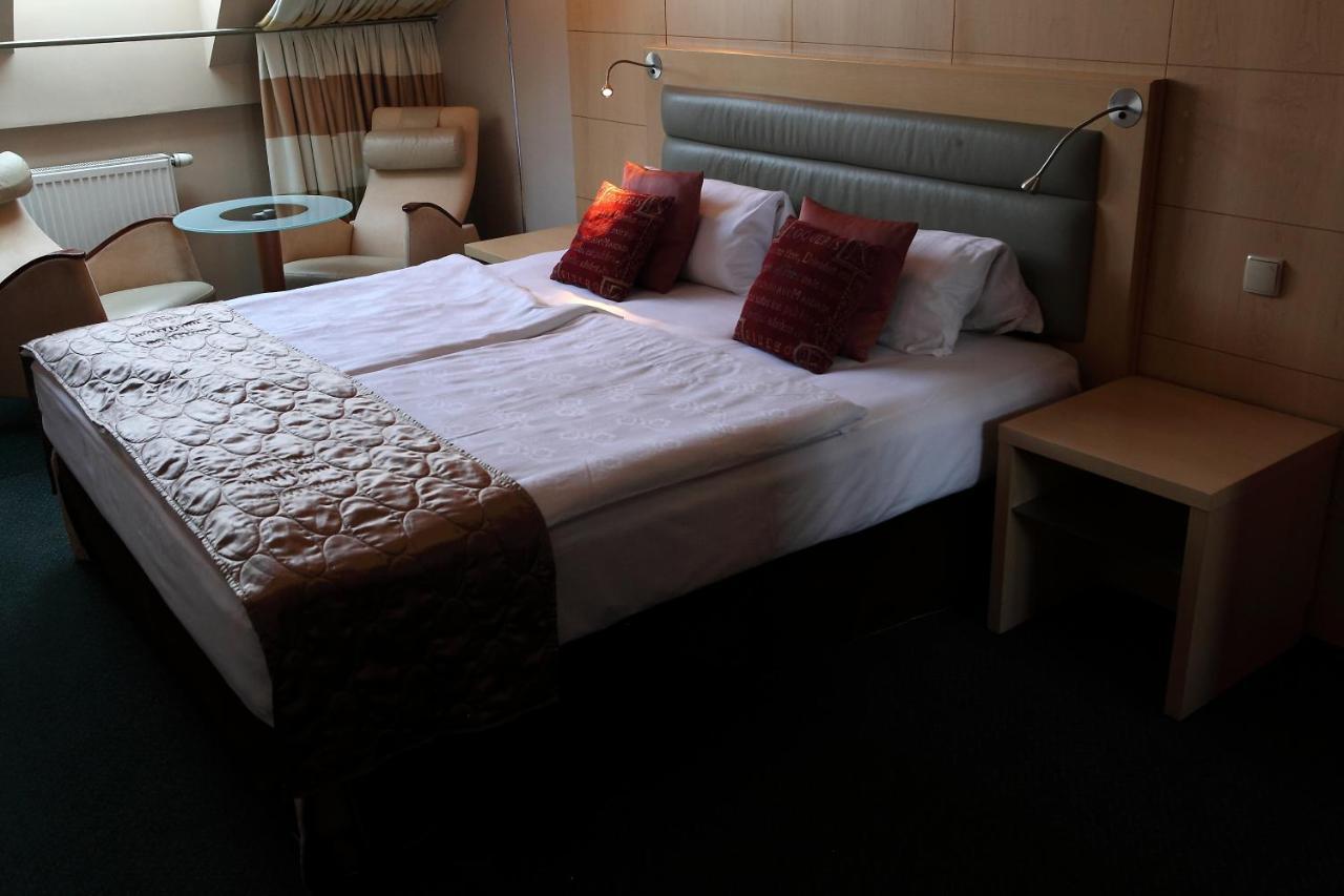 Katrina Aparthotel Ostrzeszow Ngoại thất bức ảnh